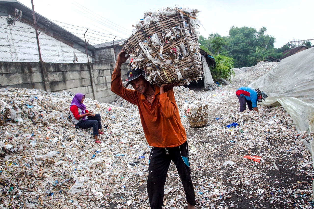 <p>Waste pickers in the village of Bangun on the Indonesian island of Java collect plastic scraps and paper to take to a local factory, where it is burned as fuel (Image © Fully Handoko / Ecoton)</p>