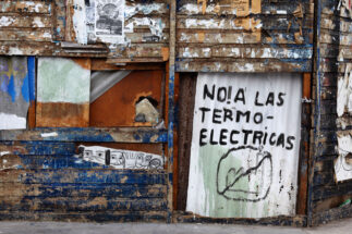 <p>Graffiti protestando contra plano de construção de novas usinas termoelétricas (Alamy)</p>