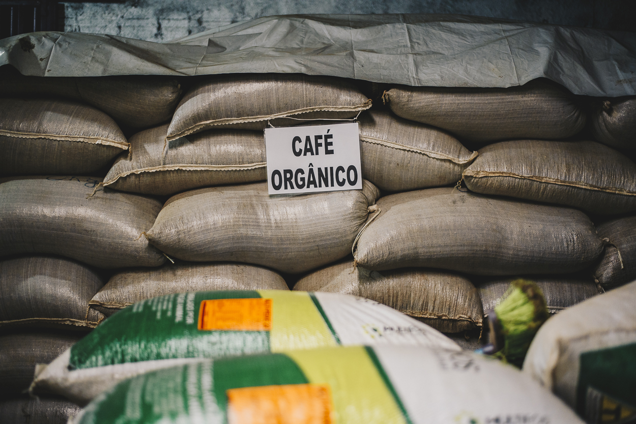 Sacos de café orgânico sobrepostos