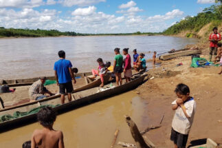 Personas en canoa en el Río Beni