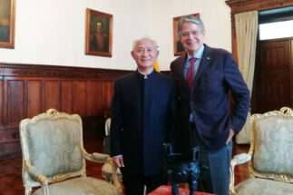 embaixador chinês Chen Guoyou e o presidente Guillermo Lasso