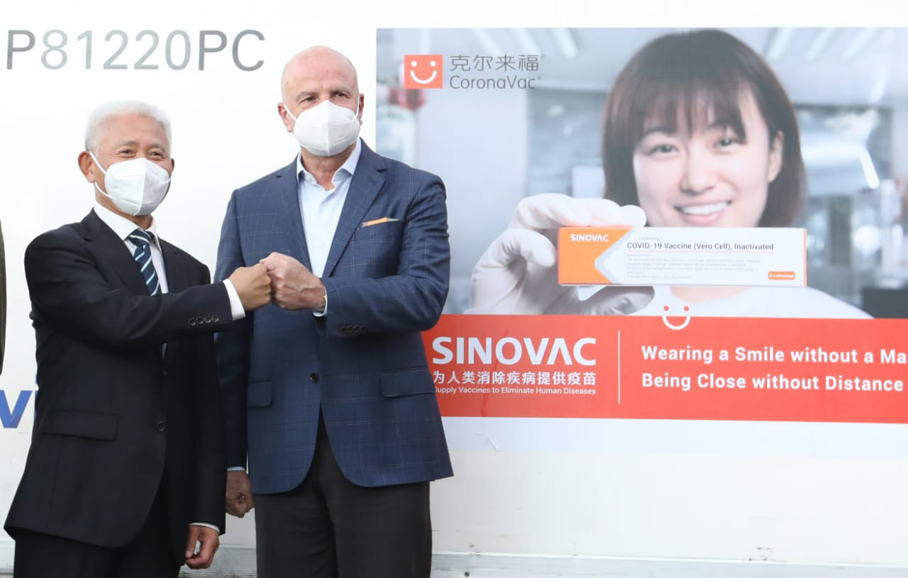 O vice-presidente do Equador, Alfredo Borrero, e o embaixador chinês Chen Guoyou, na chegada de um carregamento de 2 milhões de doses do laboratório chinês Sinovac no país sul-americano