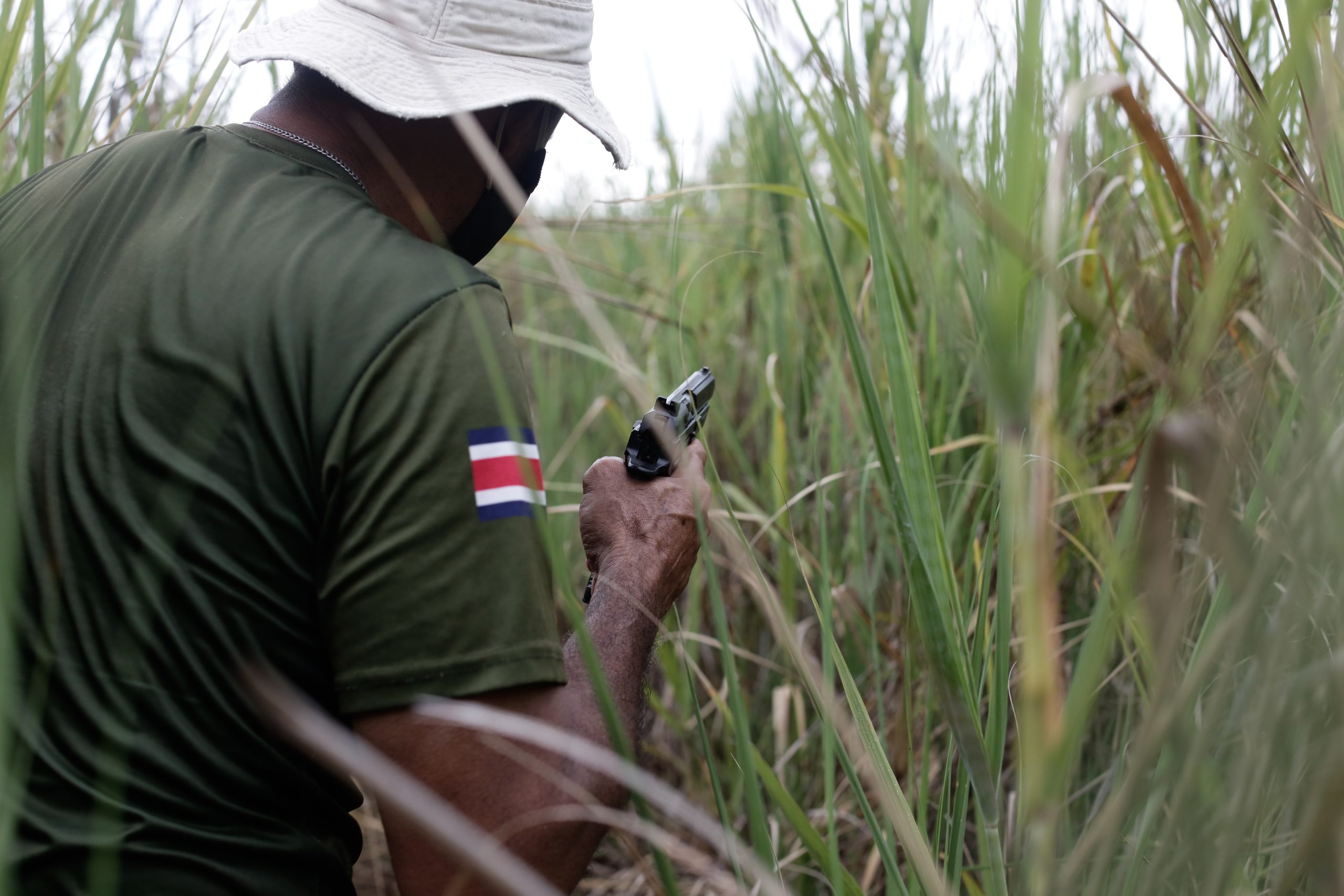 Armado, Gelberth Obando inspeciona uma das entradas ilegais utilizadas para entrar no Refúgio Nacional de Vida Silvestre Camaronal 