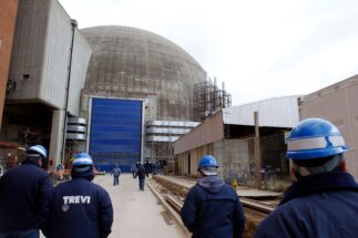 Trabalhadores caminham em direção ao reator da usina nuclear Atucha II em Zárate, Argentina