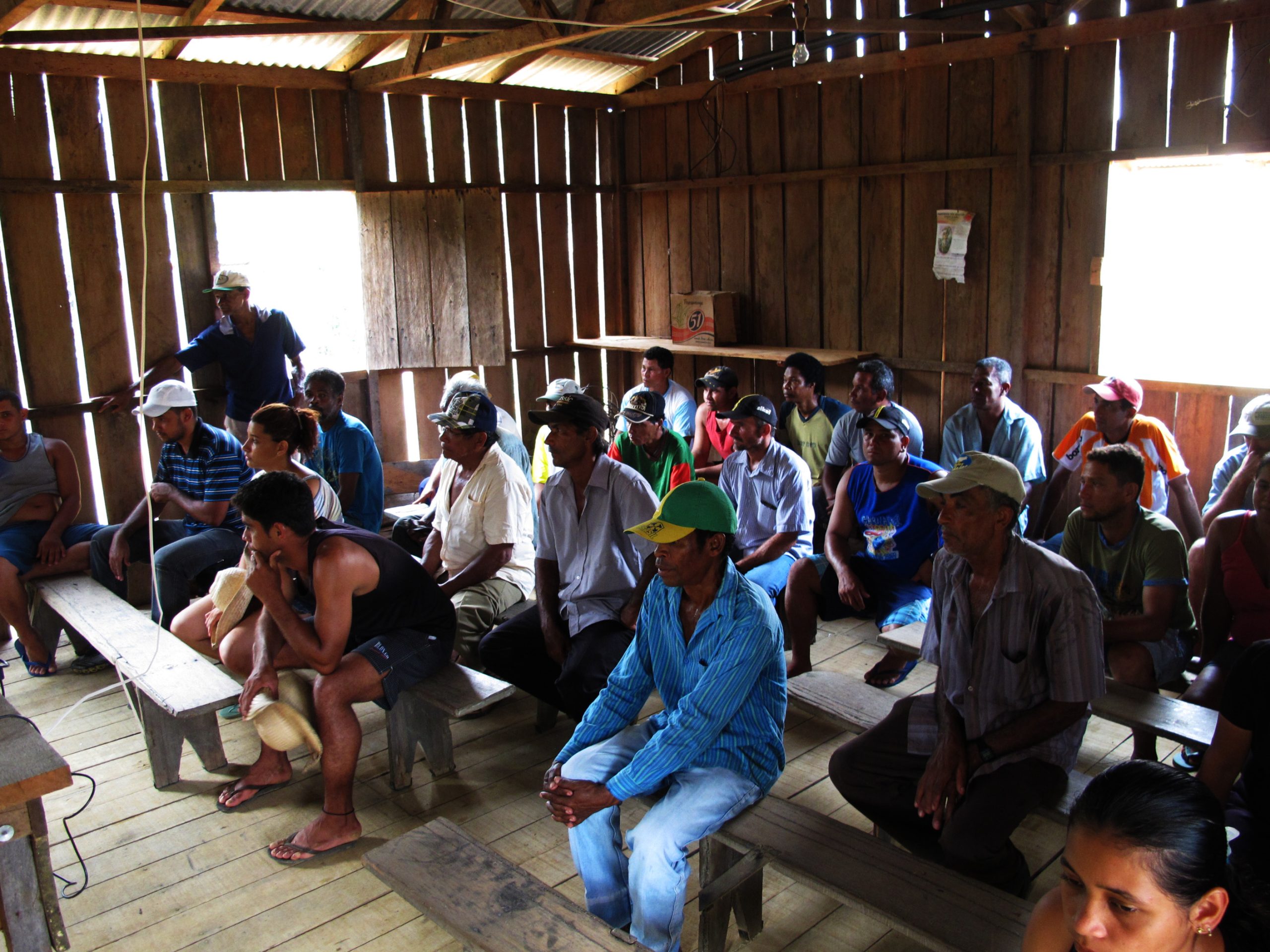 Campesinos en una cabaña de madera en el municipio de Apuí