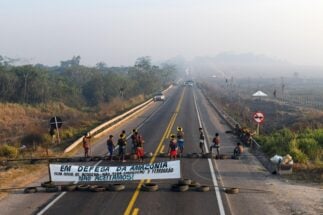 <p>Projetos de infraestrutura levantam controvérsias. Grupo bloqueou a rodovia BR 163, no Pará, em agosto de 2020: “Em defesa da Amazônia. Sem ouvir os indígenas, não haverá concessão e Ferrogrão”, diz faixa (Alamy)</p>