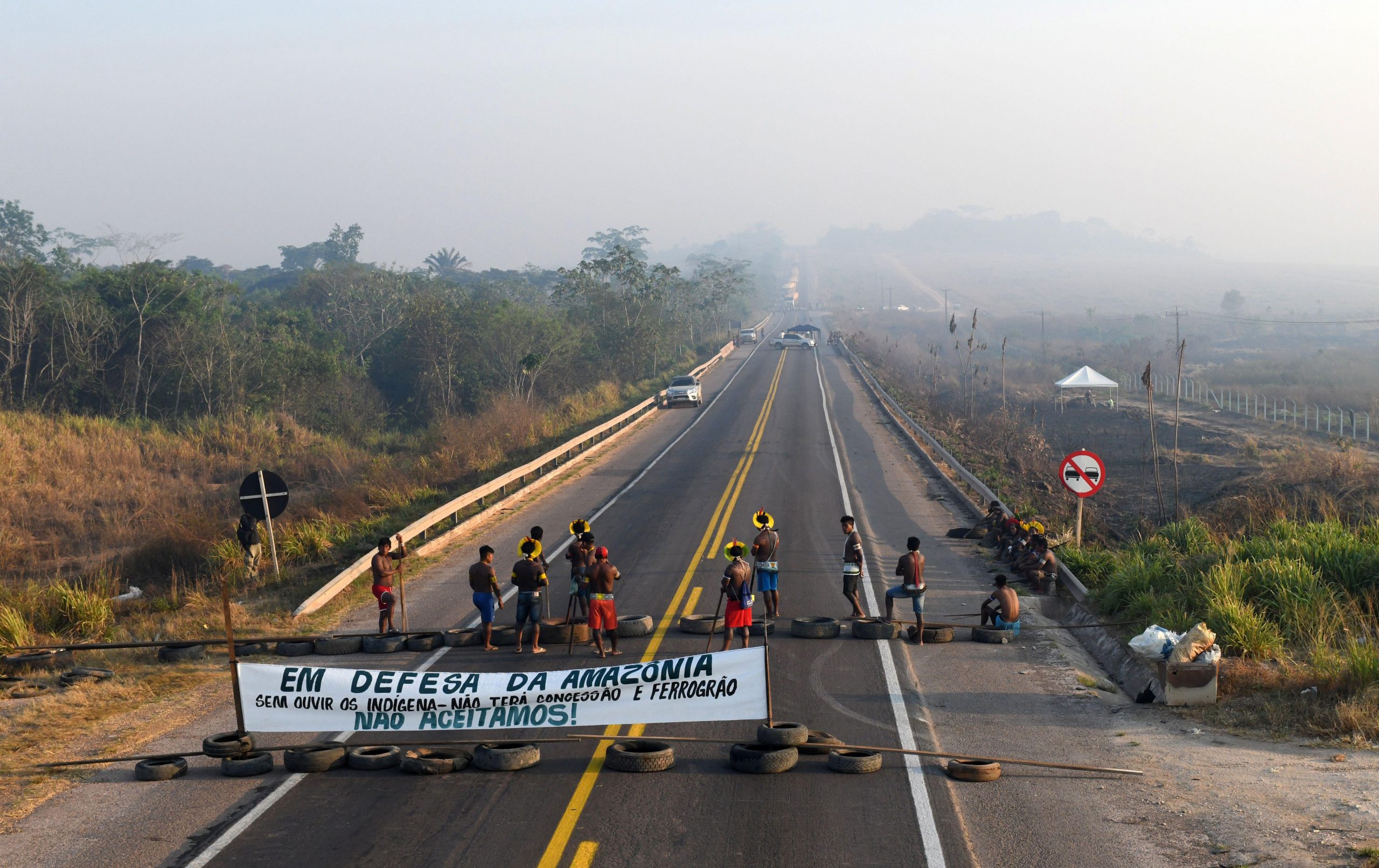 protesto em defesa da Amazônia em uma rodovia