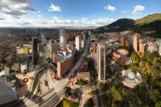 <p>Vista panorâmica de Bogotá, capital da Colômbia. A presença de empresas chinesas na Colômbia cresceu ao longo dos anos por meio de <span style="font-weight: 400;">parcerias público-privadas</span> (Alamy)</p>