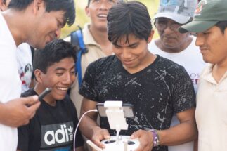 <p>En Amarakaeri están involucrando a toda la comunidad en el uso de los drones para complementar el monitoreo de sus bosques (Imagen: ECA Amarakaeri)</p>
