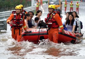 <p>2021年7月，抢险队员营救受困的郑州市民。图片来源：Li An / Alamy</p>