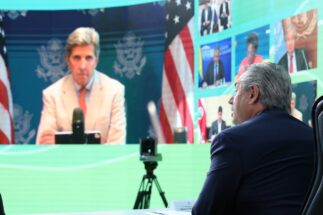 O presidente da Argentina, Alberto Fernandez, fala por videoconferência com John Kerry