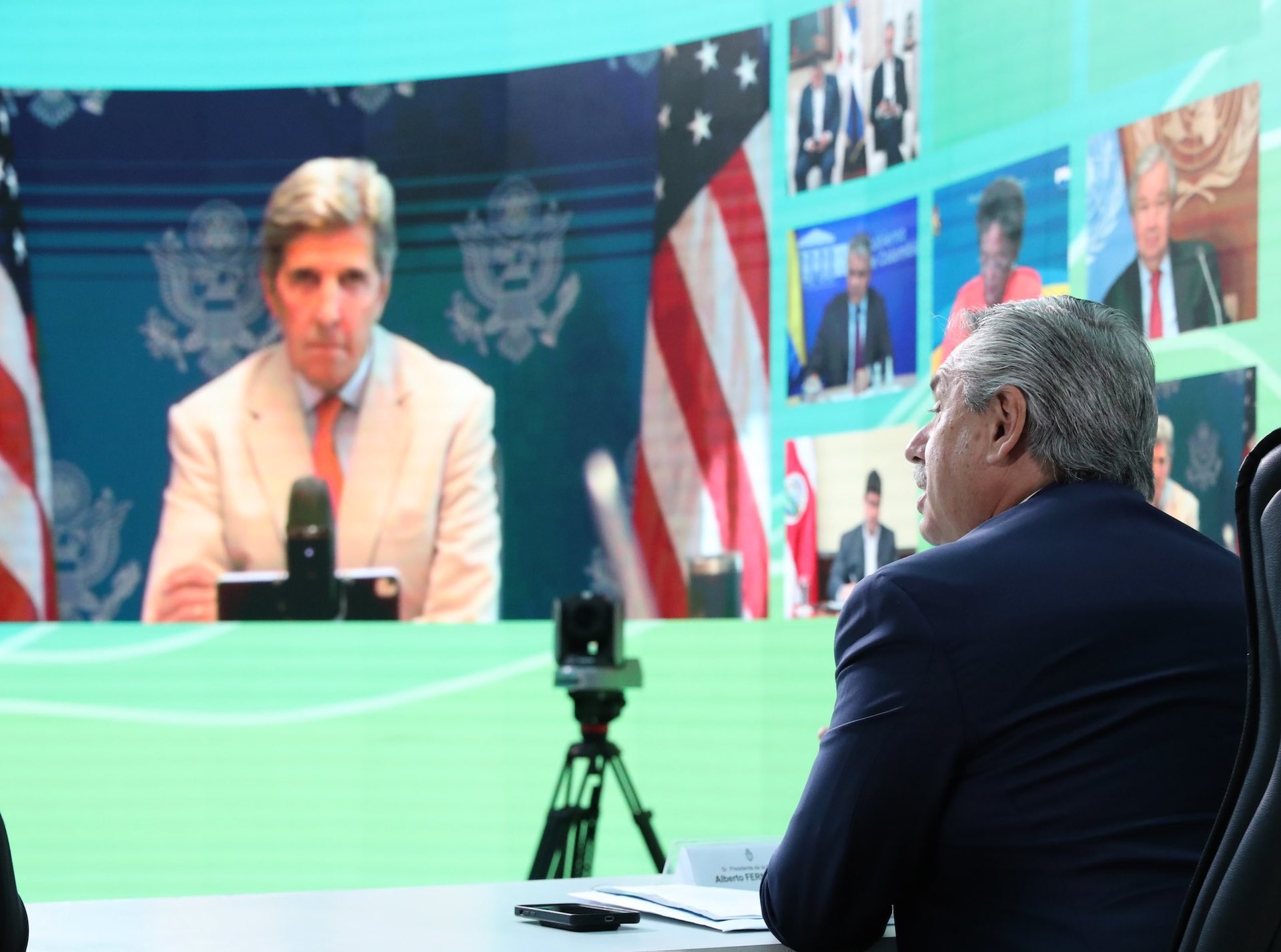 <p>O presidente da Argentina, Alberto Fernández, dirige-se aos participantes de uma cúpula regional ocorrida nesta semana. Dentre os presentes, estava John Kerry, enviado especial dos EUA para o clima (Governo da Argentina)</p>