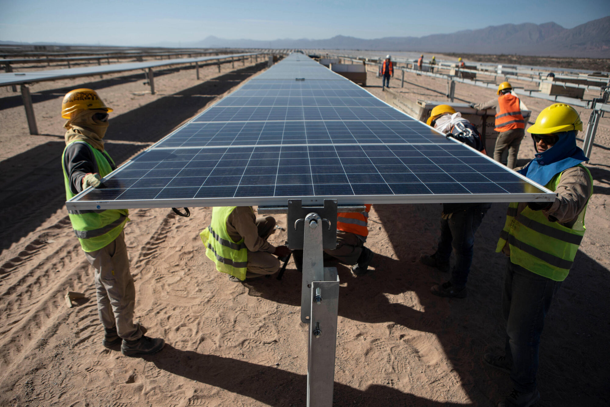 Trabajadores instalando paneles solares