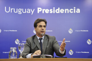 El presidente de Uruguay Luis Lacalle Pou habla en una conferencia de prensa