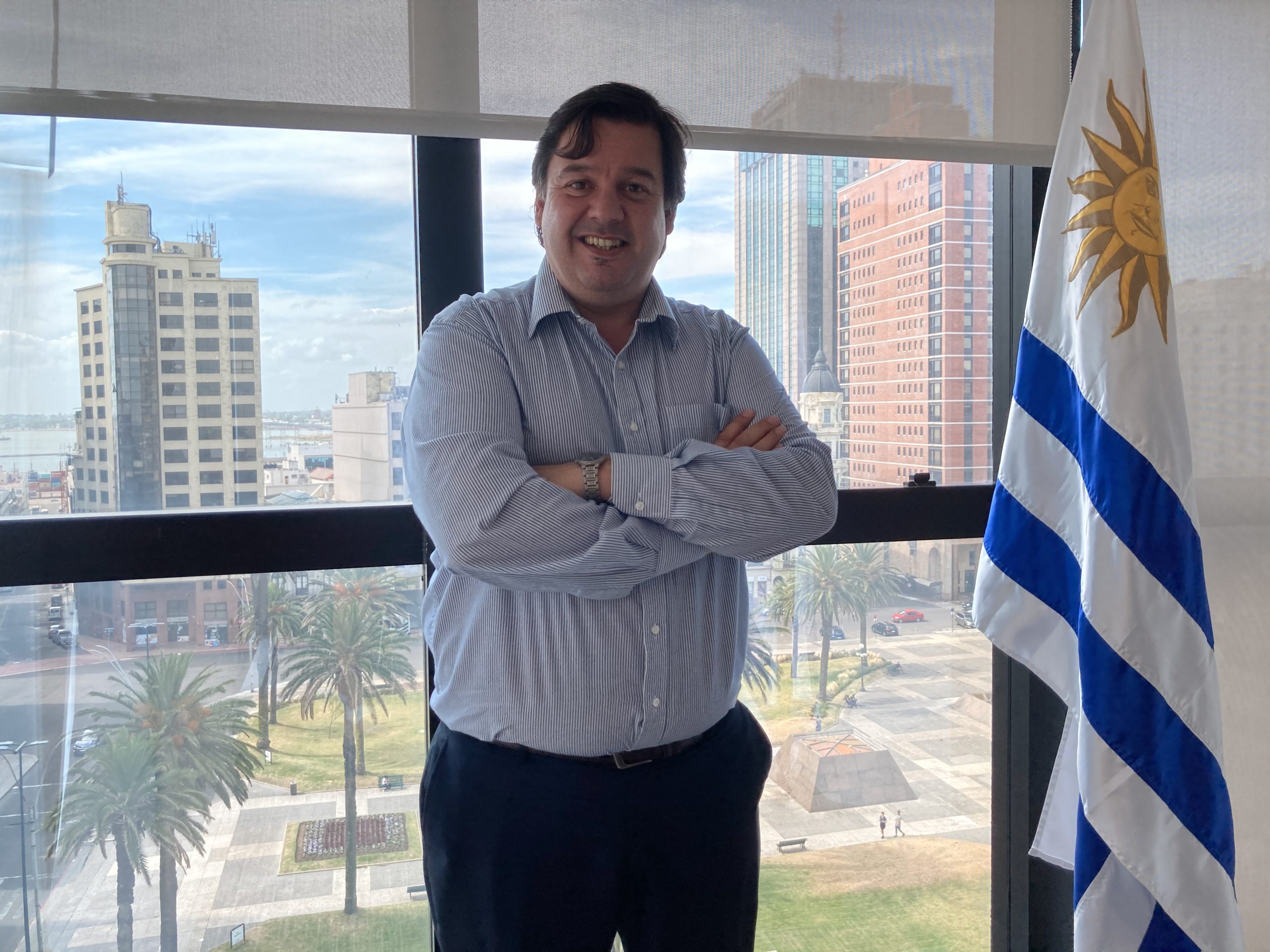 Adrian Peña em seu escritório com uma bandeira uruguaia.