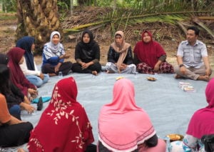 <p>Training for Indonesian oil palm smallholders, carried out by the International Finance Corporation in April 2020 (Image: Asosiasi Pekebun Swadaya Kelapa Sawit Labuhanbatu)</p>