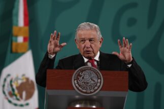 El presidente de México, Andrés Manuel López Obrador, habla en un atril