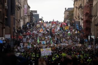 <p>Protesto organizado pelo grupo Fridays for Future durante a COP26, em Glasgow, cobrava o fim da injustiça climática (image: Alamy)</p>