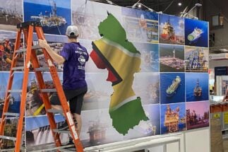 Um trabalhador monta um estande de exposição da Guiana na Offshore Technology Conference em Houston, Texas