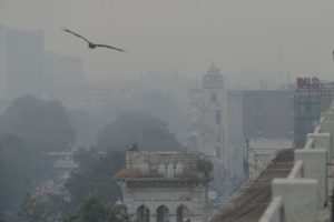 <p>पाकिस्तान के दूसरे सबसे बड़े शहर लाहौर में धुंध (Image: Rana Sajid Hussain / Alamy)</p>