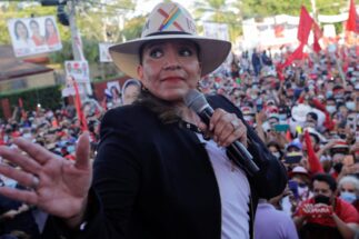 Xiomara Castro frente a una multitud en un acto de campaña en Honduras