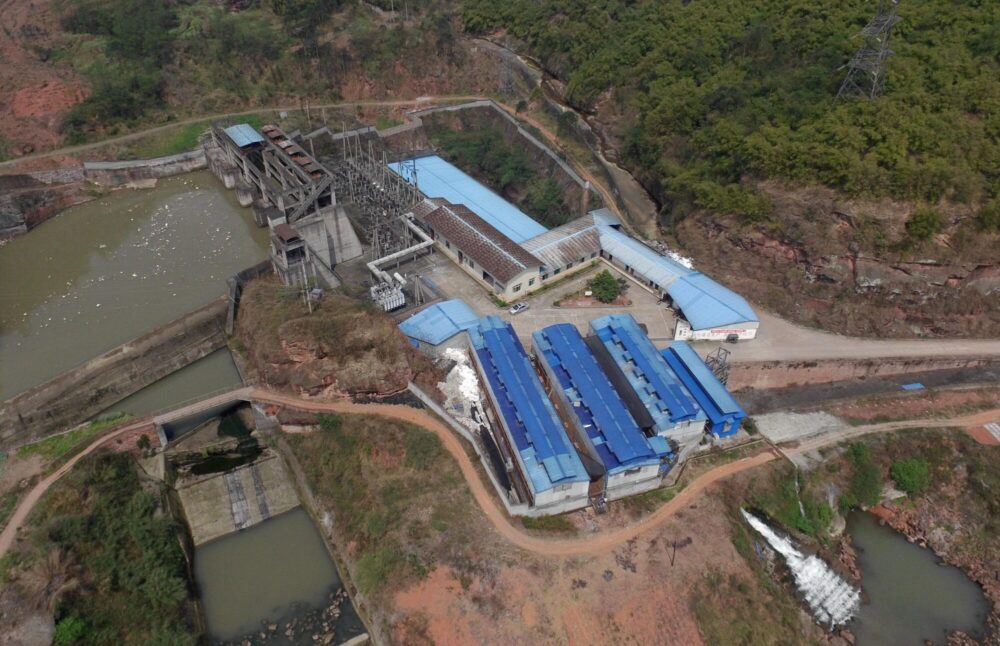 Uma vista aérea de uma fazenda de bitcoin ao lado de uma usina hidrelétrica