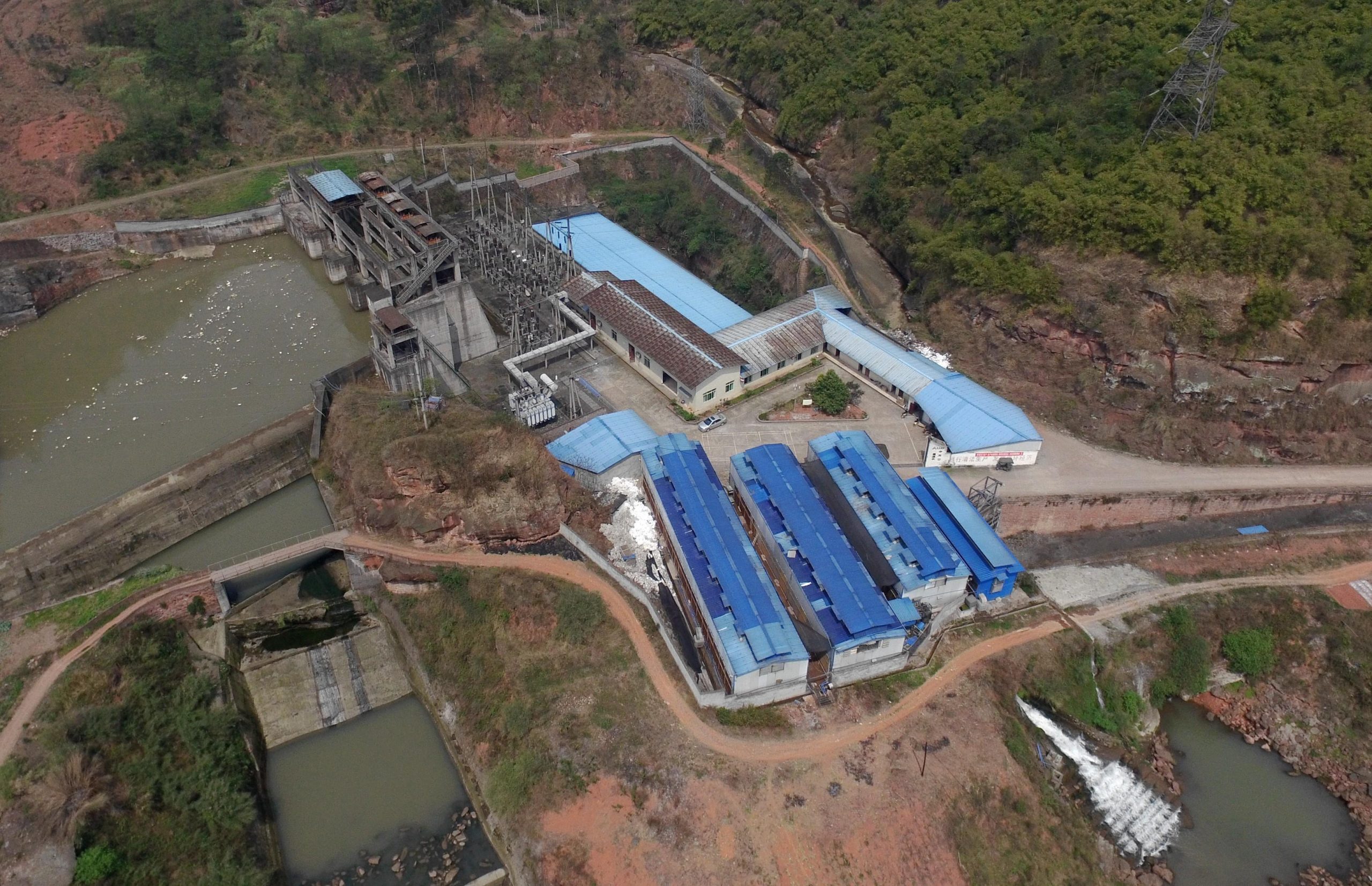 Vista aérea de una mina de Bitcoin construida junto a una central hidroeléctrica en Sichuan, suroeste de China
