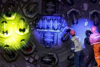 Empleados de la empresa china Sinohydro trabajan en los túneles del proyecto hidroeléctrico Coca Codo Sinclair