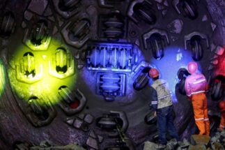 Funcionários da empresa chinesa Sinohydro trabalham nos túneis do projeto hidrelétrico Coca Codo Sinclair
