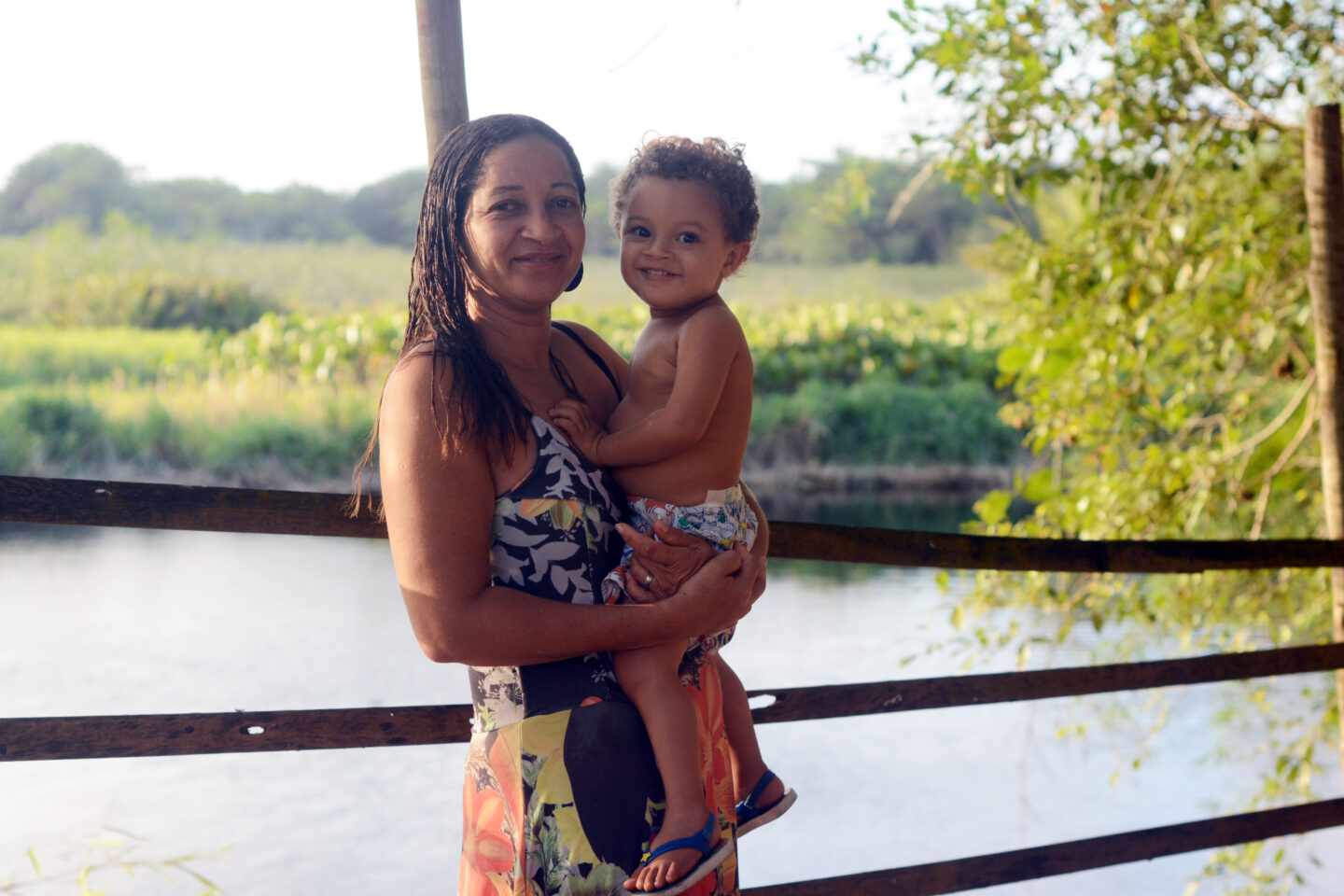 Mónica Santos con un niño en brazos