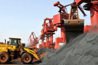 El mineral de hierro importado de Perú se carga en camiones en China
