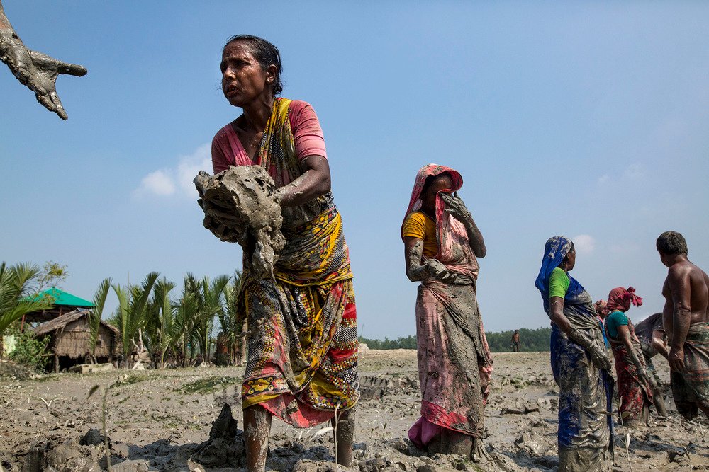 Women repair embankments damaged by Cyclone Fani in the coastal area of Khulna district in Bangladesh (Image: Zakir Hossain Chowdhury/TNH)