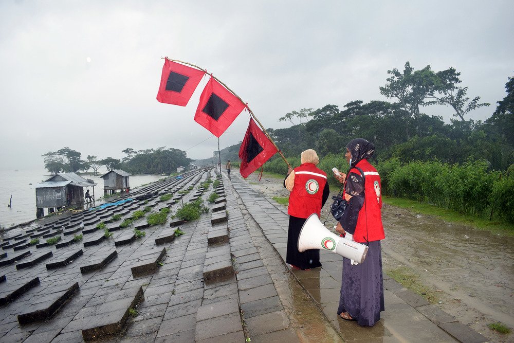 The number of female cyclone deaths in Bangladesh has also plummeted, partially due to the country’s volunteer corps that is comprised of 50 percent women (Image: Rafiqul Islam Montu/TNH)