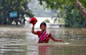 <p>जलवायु परिवर्तन के कारण हर साल आने वाली भयानक बाढ़, बिहार पर व्यापक प्रभाव डालती है। इस आपदा से विशेष रूप से गरीब और हाशिए के समुदायों की महिलाएं सबसे ज्यादा प्रभावित होती हैं। (फोटो: Alamy)</p>