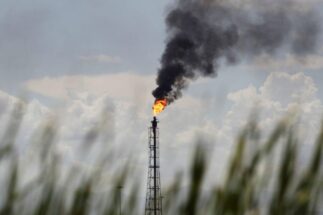 <p>Un &#8220;mechero&#8221; o quemador arde en una refinería de Pemex, la compañía petrolera estatal de México. El alto índice de fugas de metano del país se califica como &#8220;alarmante&#8221;, pero sus avances en el cumplimiento de varios compromisos para reducir las emisiones de este gas han sido limitados. (Imagen: Daniel Becerril / Alamy)</p>