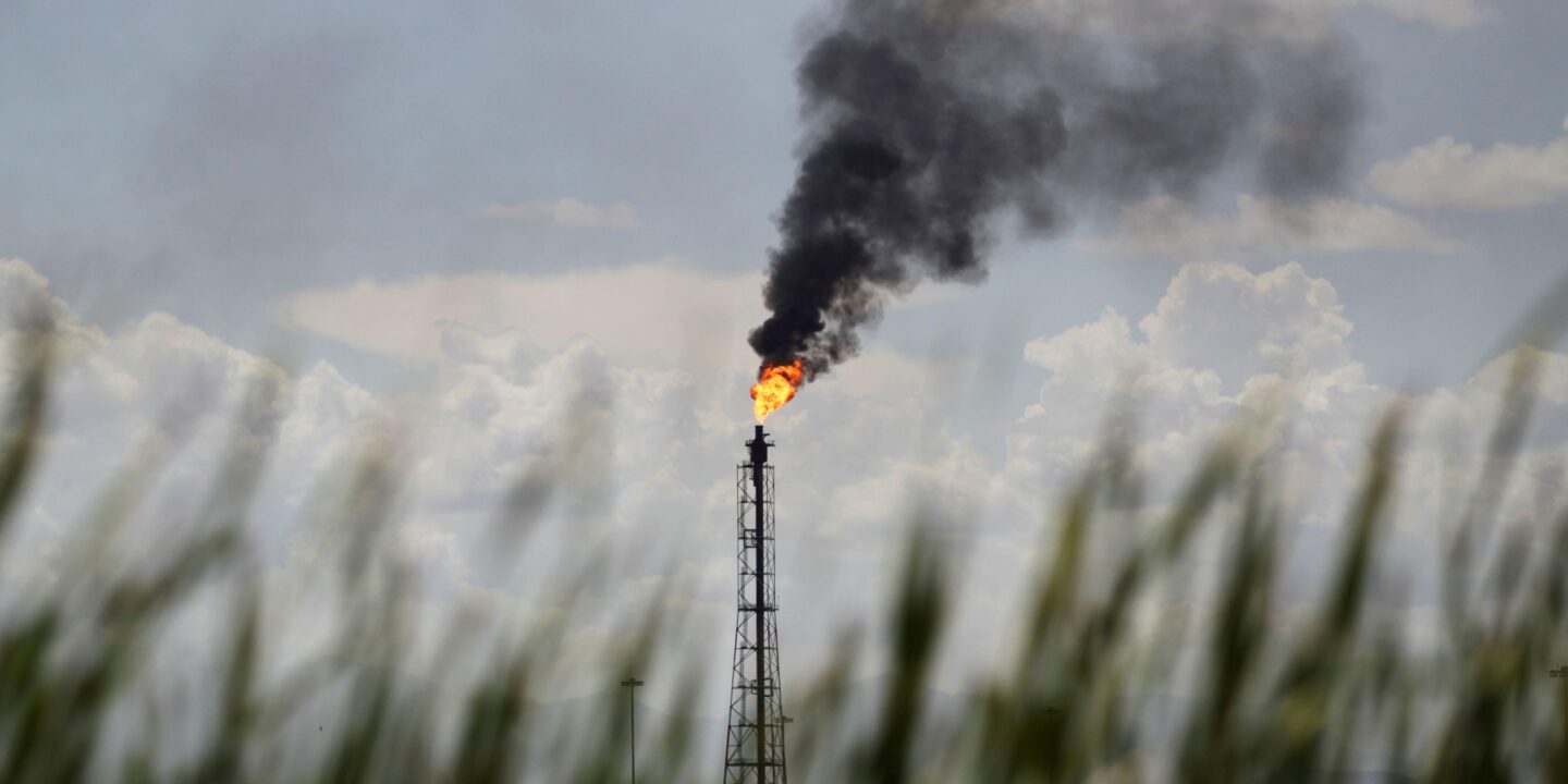 Un “mechero” o quemador arde en una refinería de Pemex