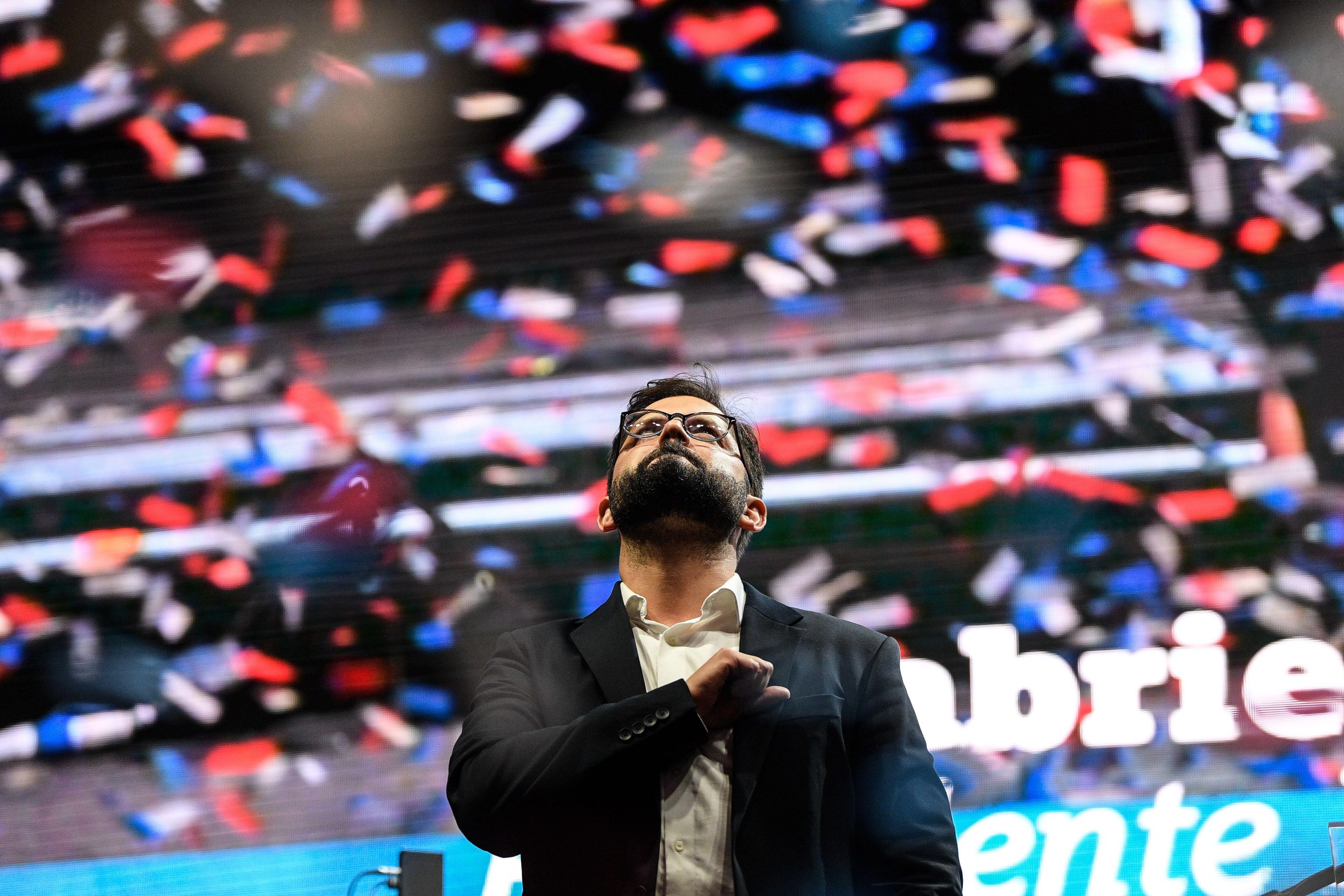 <p>O presidente eleito do Chile, Gabriel Boric, celebra sua vitória em um evento público em Santiago, após vencer as eleições de 19 de dezembro de 2021. As investidas do jovem presidente na área de desenvolvimento sustentável e as relações com demais países latino-americanos devem atrair os holofotes deste ano (Imagem: Jorge Villegas / Alamy)</p>