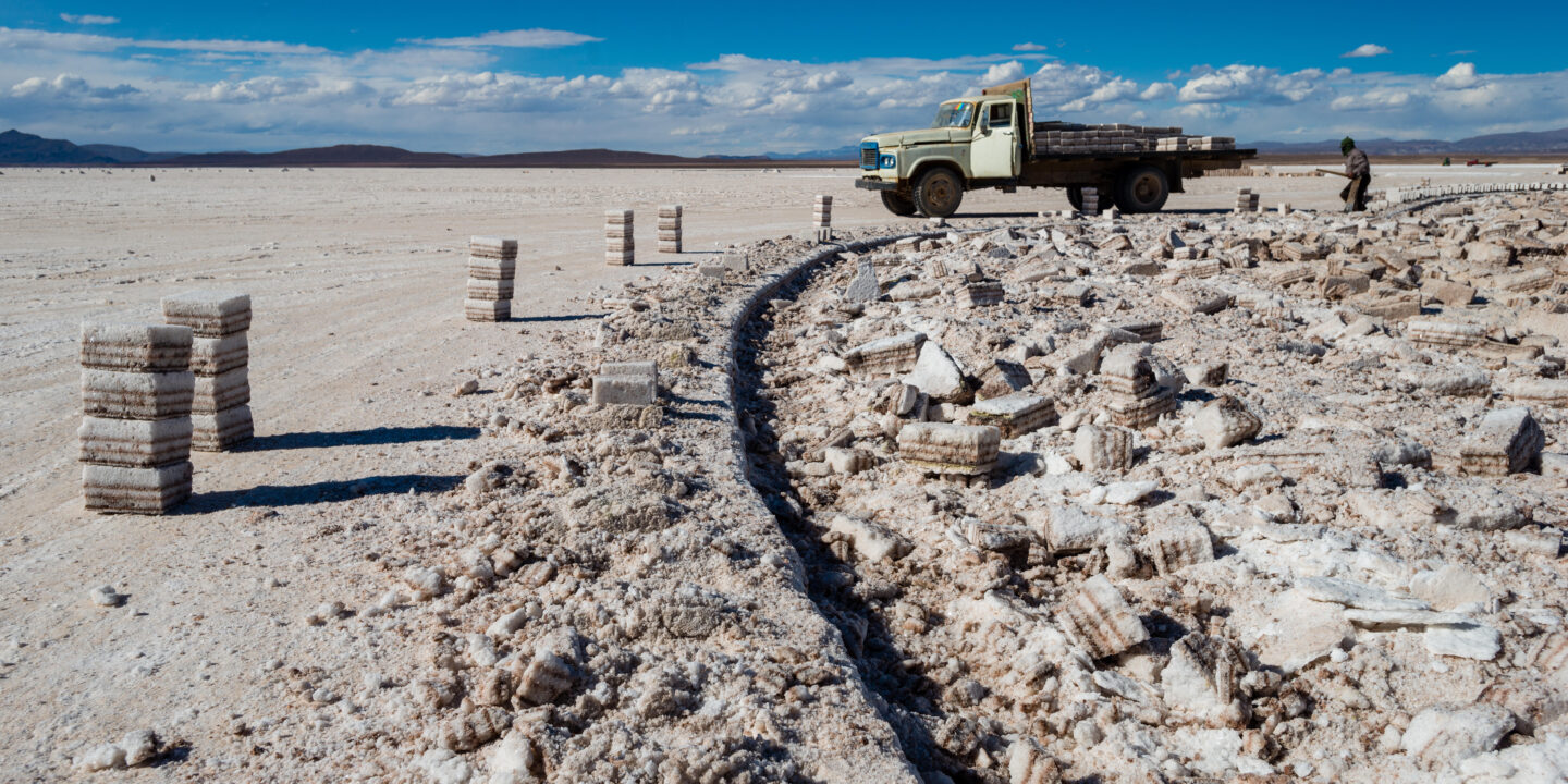 un camión en el yacimiento de litio y salar Uyuni