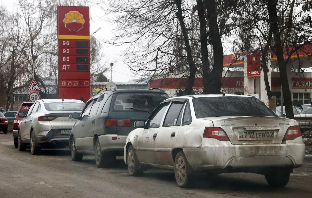 <p>Очередь автомобилей на заправочной станции в Алматы 9 января 2022 года. Рост цен на сжиженный углеводородный газ, используемый для транспортных средств, вызвал беспорядки в Казахстане в первую неделю января. (Изображение: Валерий Шарифулин / Alamy Live News)</p>