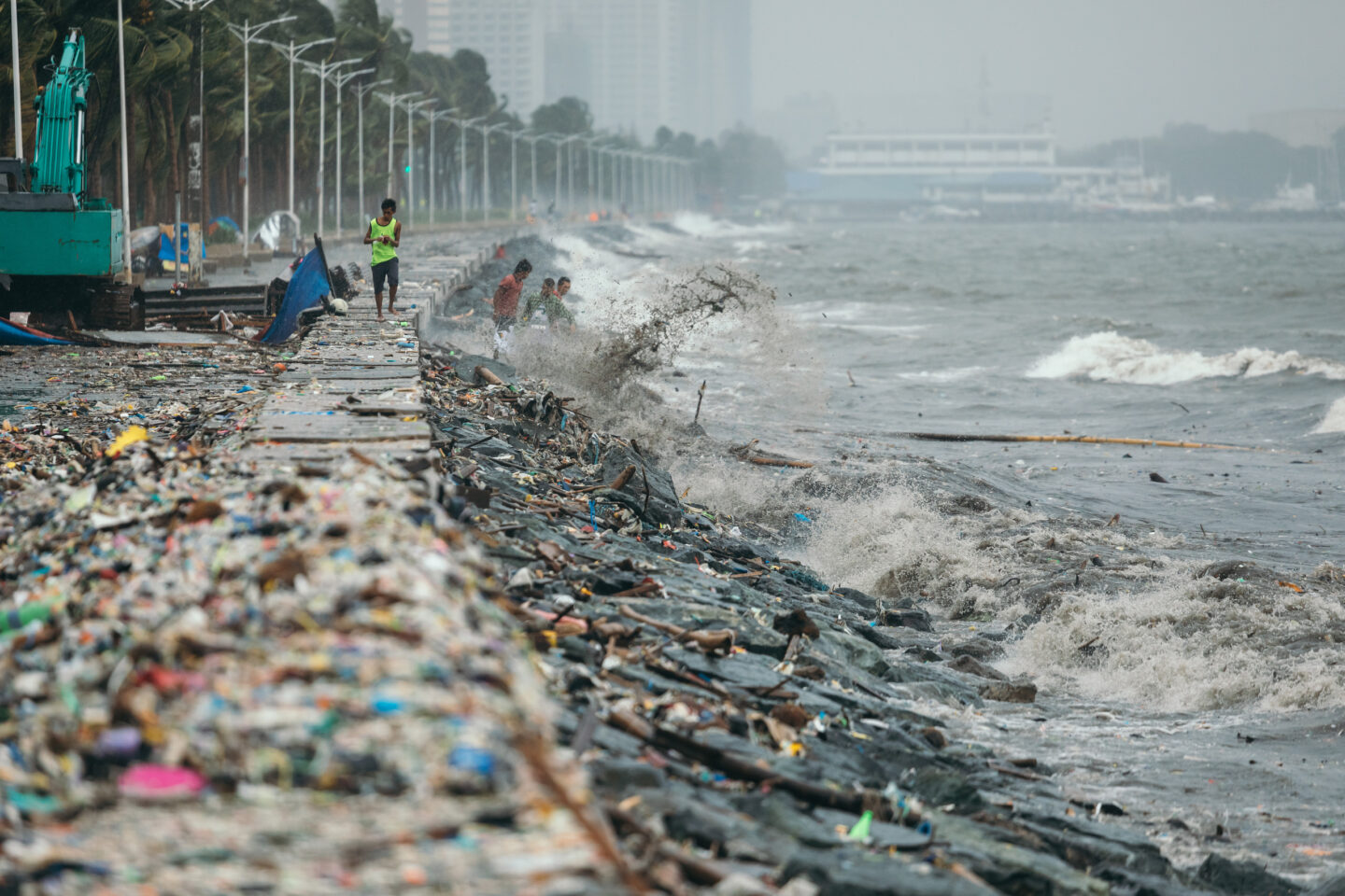 Baía de Manila, Filipinas, inundada de plásticos