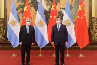 alberto fernández y xi jinping posan con barbijos puestos y banderas de China y Argentina detrás