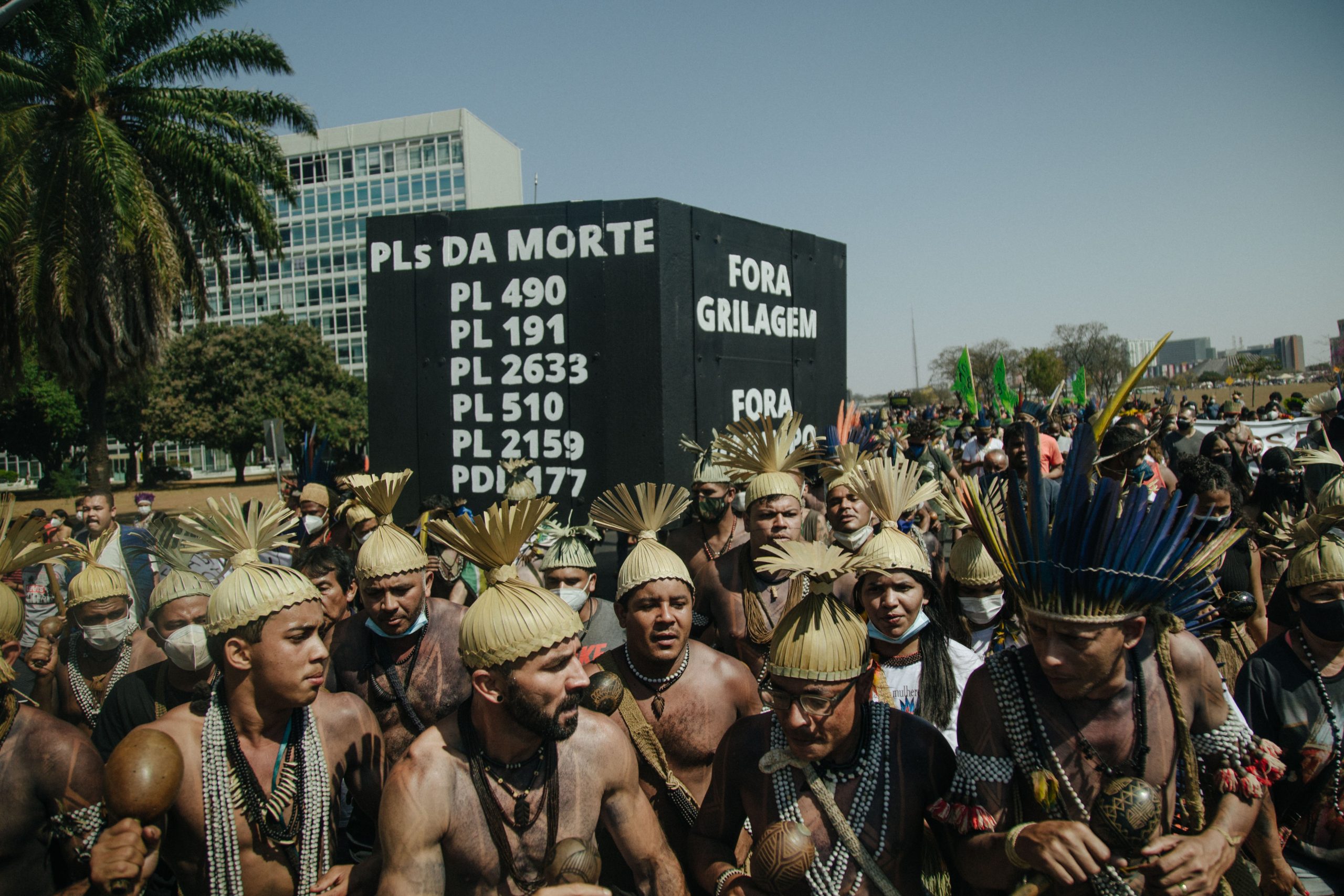 Indígenas, em trajes típicos, em um protesto em Brasília.