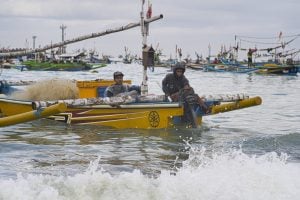 <p>印尼巴厘岛克冬迦南（Kedonganan），两名年轻的渔夫正驾舟回到岸边。传统小规模渔业是这个群岛国家人民重要的营养和收入来源。图片来源：<a href="https://darmawandaniel.wixsite.com/portfolio">Daniel Darmawan</a> / 中外对话海洋</p>