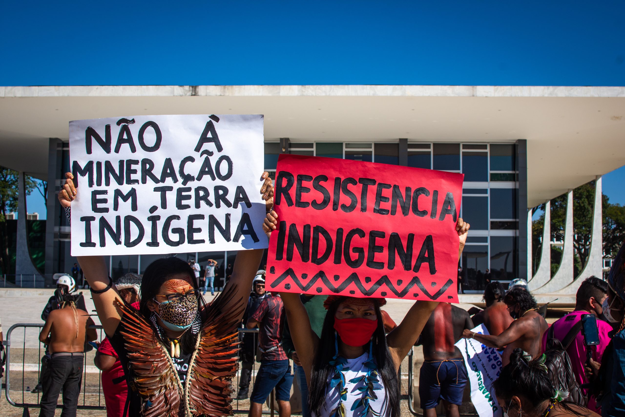 Indígenas protestan contra la minería con carteles