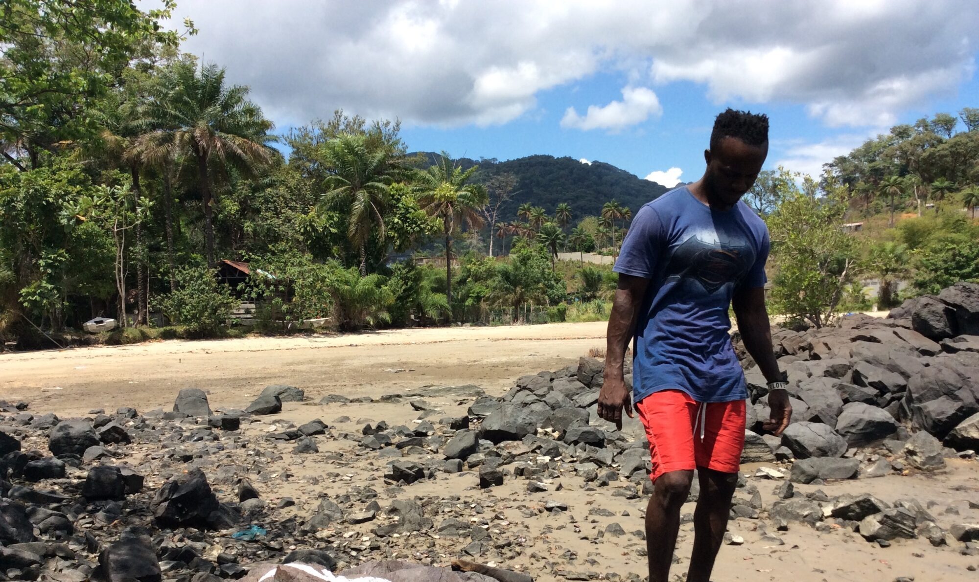 <p>“这是我们大多数人获得生活来源的地方。我们不知道中国企业想带来什么样的发展。” 图片来源: 阿卜杜勒·布里玛 / 中外对话</p>