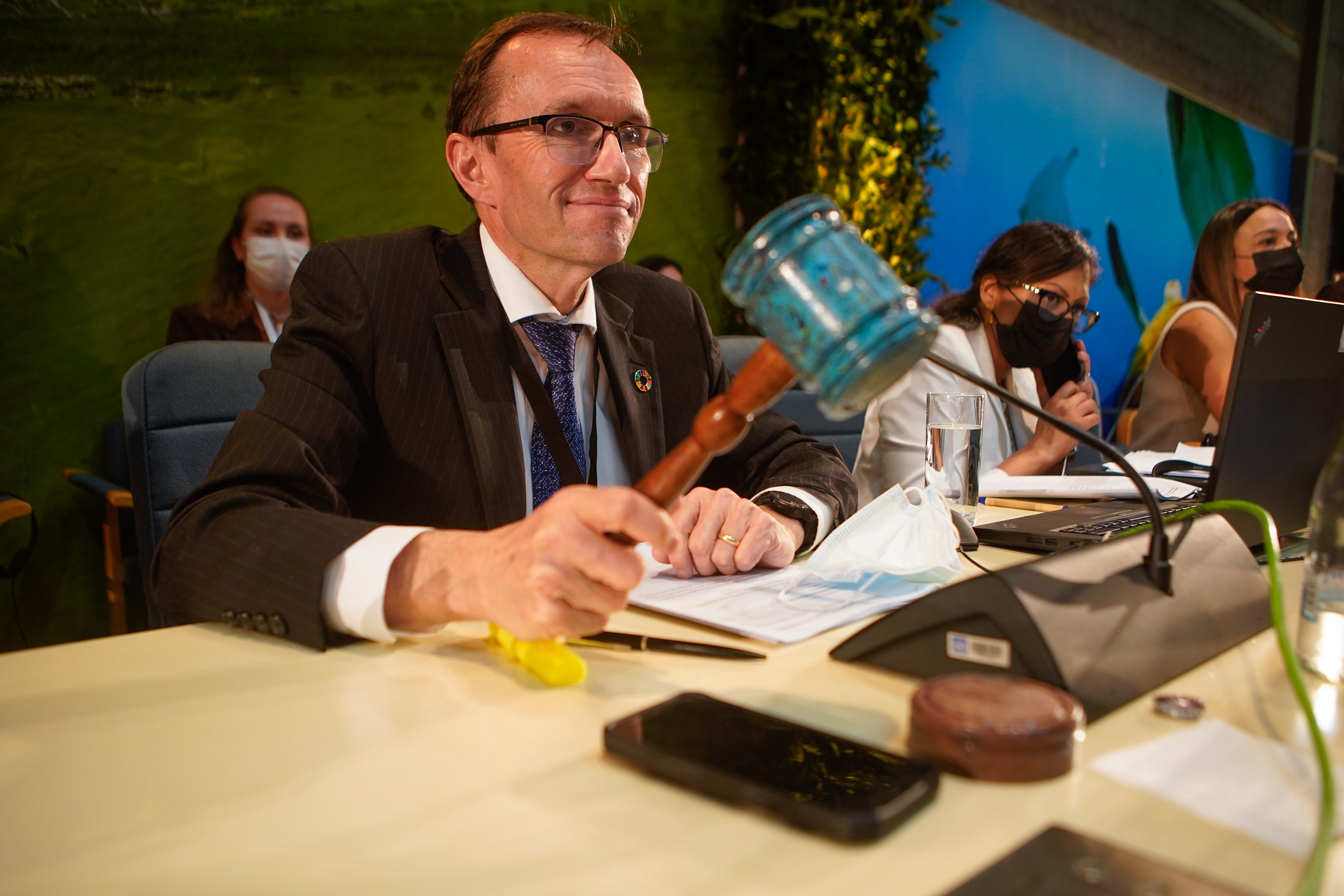 Espen Barth Eide, UNEA president and Norway’s environment minister, passes the plastics resolution with a bang of his gavel
