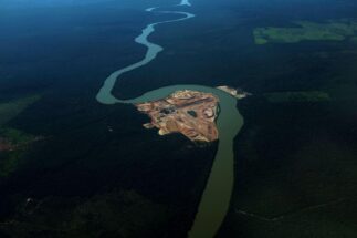 <p>Vista aérea de un sitio de construcción de una central hidroeléctrica ubicada en el río Teles Pires, cerca de la ciudad de Alta Floresta, en Pará. A pesar de los alarmantes impactos socioambientales, el gobierno federal está considerando construir tres grandes represas en el Amazonas (Imagen: REUTERS/Alamy)</p>