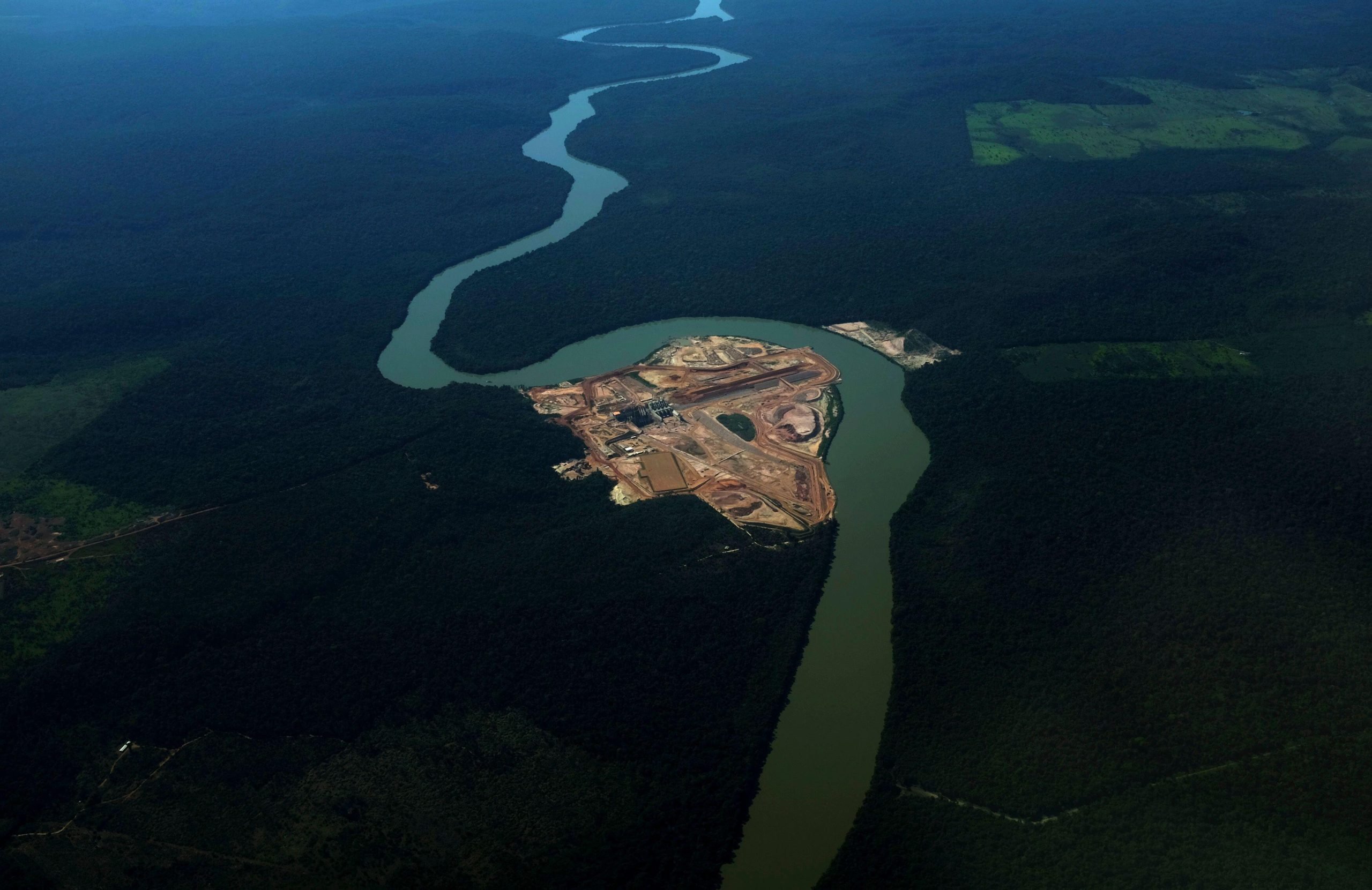 vista aérea de una hidroeléctrica en la Amazonía