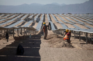 <p>Trabalhadores instalam painéis solares em uma fábrica argentina construída pela PowerChina. A recente entrada do país sul-americano na Iniciativa Cinturão e Rota pode atrair mais investimentos chineses em projetos de energia renovável (Imagem: Martin Zabala / Alamy)</p>
