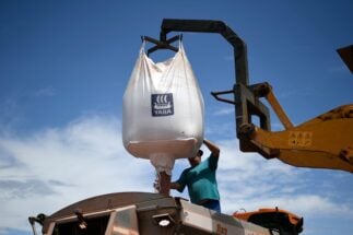 <p>Trabalhador carrega fertilizante um trator no estado de Goiás. A guerra na Ucrânia aprofundou a crise global de fertilizantes que já impactava agricultores no Brasil, com alguns temendo que isso pudesse afetar a produtividade, as colheitas e os preços. (Imagem: Mateus Bonomi / Sipa US / Alamy)</p>
